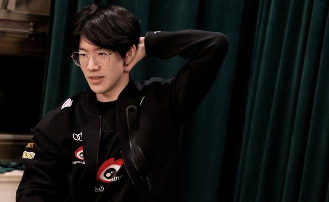 一边是模板 一边是模板